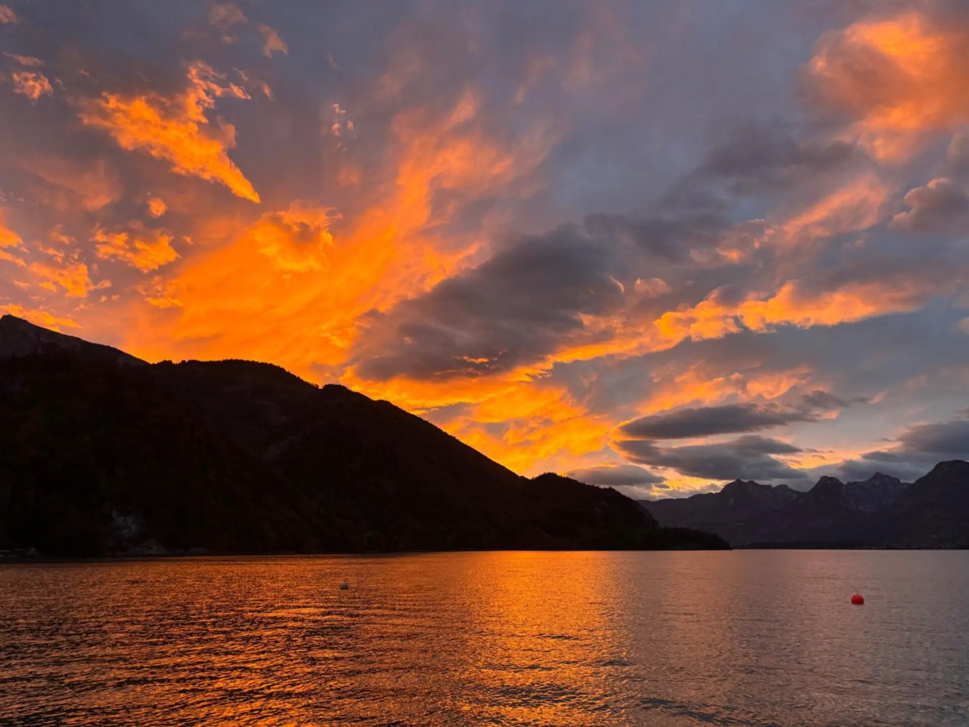 Sonnenuntergang über dem Wolfgangsee mit Bergsilhouetten